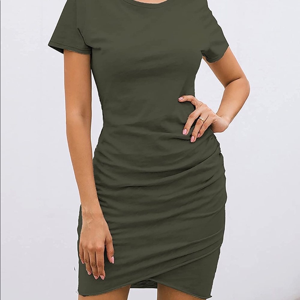 NWT Casual crew neck dress with side ruching - M